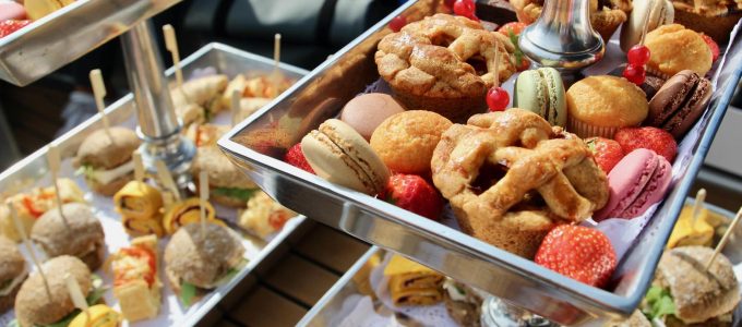 Etagère met zoete en hartige lekkernijen.